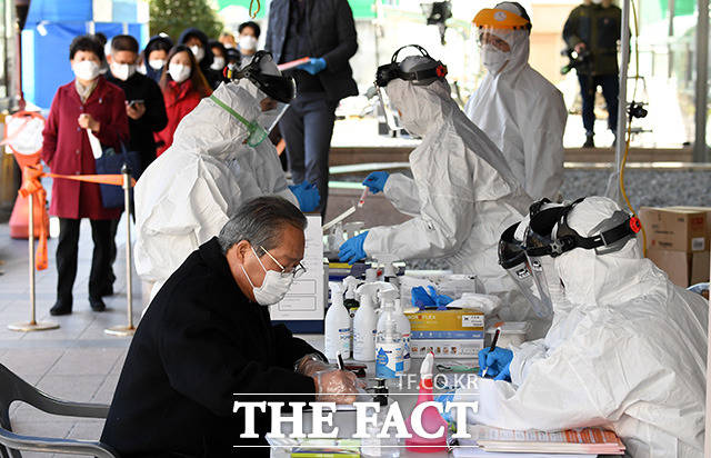 SK브로드밴드가 최근 보험사 위탁 콜센터에서 코로나19 집단감염 사태가 발생하자 선제적 대응을 강화한다고 밝혔다. 사진은 서울 구로구 신도림동 코리아빌딩 선별진료소에서 입주사 직원들이 검사를 받는 모습. /임영무 기자