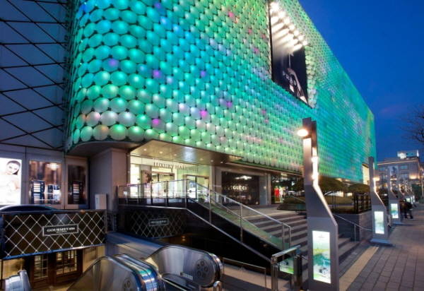 갤러리아 명품관의 웨스트 식품관이 코로나19 확진자 방문에 따라 임시 휴업한다. 사진은 갤러리아 명품관 웨스트 외관. /갤러리아 제공