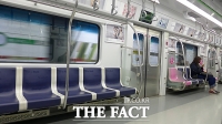 [TF사진관] '사회적 거리두기'에 썰렁한 지하철
