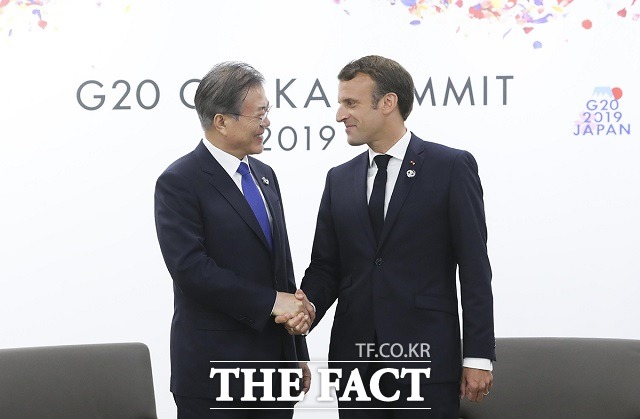 문재인 대통령과 에마뉘엘 마크롱 프랑스 대통령은 13일 통화에서 코로나19를 극복하기 위한 공조 방안에 대해 의견을 교환했다. 지난해 6월 일본 오사카에서 열린 한·프랑스 정상회담에서 악수하는 양 정상. /청와대 제공
