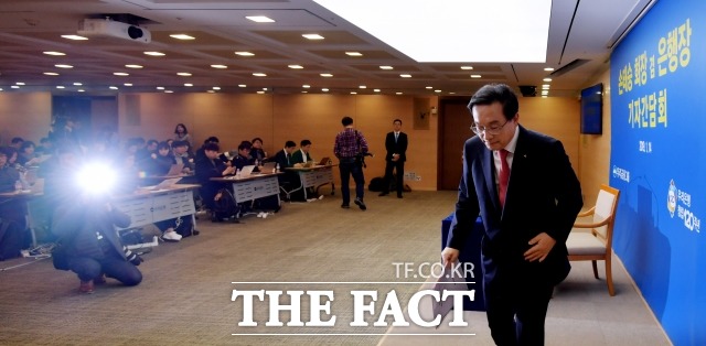 업계는 국민연금이 우리금융 주총에서 손태승 회장의 연임 여부 안건에 대한 의견을 행사할 것이라고 내다봤다. 사진은 손태승 우리금융그룹 회장 겸 우리은행장이 지난해 1월 14일 오후 서울 중구 우리은행 본점에서 기자간담회를 갖은 가운데 취재진과 질의응답을 마치고 이동하고 있는 모습 /더팩트 DB