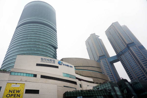 현대백화점 디큐브시티점이 코로나19 확진자 방문에 따라 13일 조기 폐점했다. /현대백화점 제공