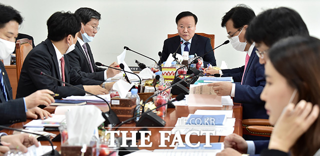 발언하는 김재원 위원장(가운데)