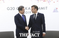  마크롱 '韓 코로나19 극복 경의'…文 '치유경험 국제사회와 공유'
