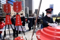 [TF포토] 구세군 한국군국 사관들, '마스크 기부 행렬'