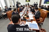 [TF포토] 코로나19 대응 위한 추가경정예산안 회의 주재하는 김재원 위원장