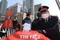 [TF포토] 마스크 기부하는 장만희 구세군 한국군국 사령관