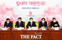 [TF사진관] 코로나19 긴급경제대책회의 주재하는 황교안 대표