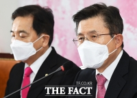 [TF포토] 코로나19 긴급경제대책회의 참석한 황교안 대표