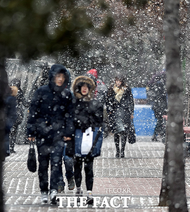 이번 주말 날씨는 전날 보다 기온이 10도 이상 내려가며 막바지 꽃샘추위를 보이겠다. 기상청에 따르면 토요일인 14일 아침 서울의 기온은 -2도, 철원 -7도로 13일보다 10도 이상 크게 떨어지겠다./ 더팩트 DB