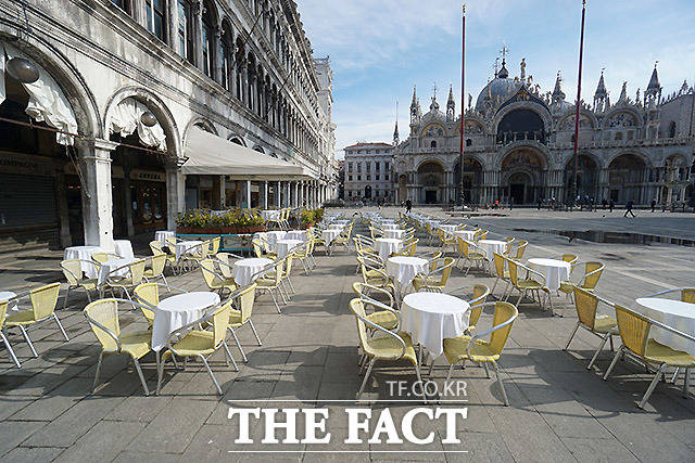 이탈리아의 대표적인 관광지 베네치아의 성 마르코 광장이 9일(현지시간) 코로나 19로 인해 텅비어 있다. 이탈리아 정부는 이날 코로나 19 확산방지를 위해 전국에 이동금지 조치를 내렸다. /베네치아=AP.뉴시스