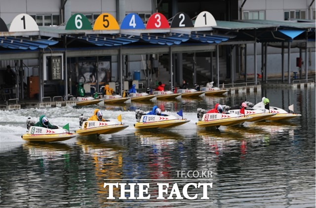 코로나19로 수상 스포츠인 경정 역시 2002년 개장 이후 이래적인 긴 휴장 기간을 맞고 있는 가운데 재개장을 한다면 오랫동안 떠나있던 선수들의 실전 적응력이 가장 큰 변수로 작용할 전망이다./경륜경정총괄본부 제공