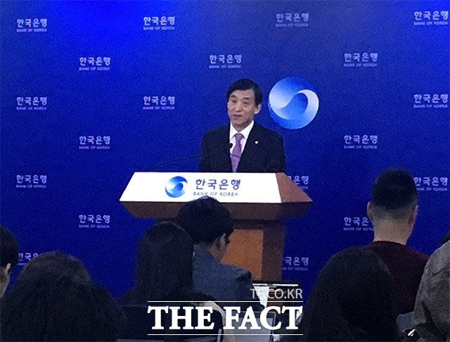 한국은행이 16일 임시 금융통화위원회를 열고 기준금리를 0.5%포인트 내렸다. 이에 따라 기준금리는 기존 연1.25%에서 사상 최저 0.75%로 낮아졌다. /이지선 기자