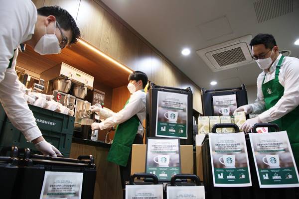 스타벅스 코리아가 지난달 17일부터 진행했던 질병관리본부 1399 콜센터에 커피 지원을 3월 말까지 추가 연장하고, 서울과 경기지역에 한정됐던 범위를 전국으로 확대한다고 밝혔다. /스타벅스 제공