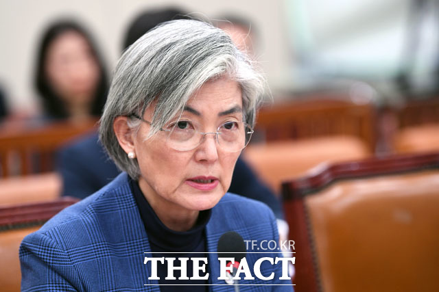 노르웨이가 강경화 외교부 장관과 통화 직후 코로나19에 따른 한국인 입국 더 강화해 외교력에 비판이 제기되고 있다. 국회 외교통일위원회 전체회의에 참석해 상임위원의 질의에 답변하는 강 장관.