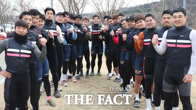 경륜 김포팀 선수들이 훈련을 마치고 모여 2020시즌 선전을 다짐하며 밝게 웃고 있다./경륜경정총괄본부 제공