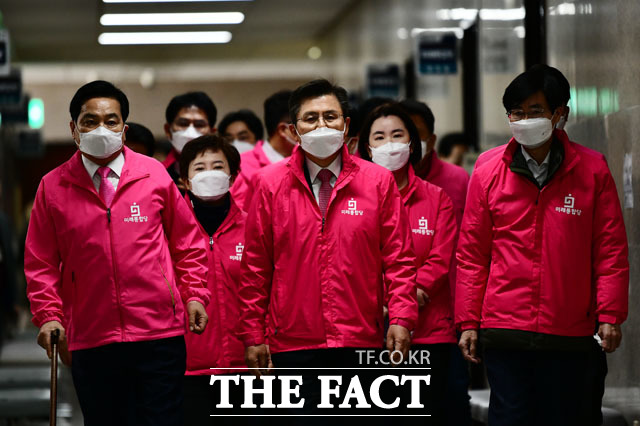 황교안 미래통합당 대표는 16일 김종인 전 더불어민주당 비상대책위원장 선대위원장 영입이 무산되자 직접 선거대책위원장에 나서겠다고 밝혔다. 황 대표와 통합당 최고위원들. /국회=남윤호 기자