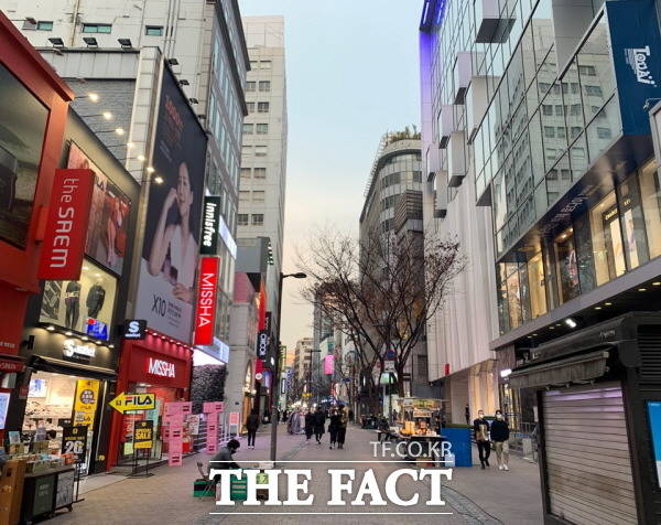 코로나19로 인한 소상공인들의 매출 피해가 하루 3000억 원 수준이라는 조사결과가 나왔다. 사진은 사람이 없어 한산한 명동 거리 모습. /한예주 기자