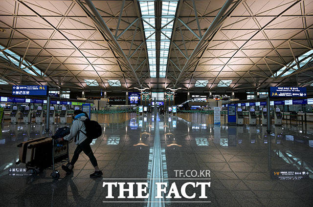 코로나19 영향으로 한국인 입국 제한 및 금지하는 국가가 늘어가고 있다. 지난 4일 오후 인천국제공항 제1터미널이 한산한 모습을 보이고 있다. /이덕인 기자