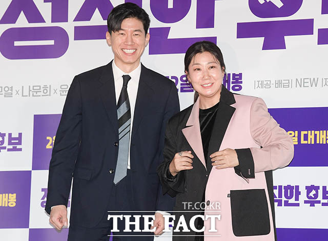 배우 김무열(왼쪽)과 라미란이 출연한 영화 정직한 후보가 개봉 한달 만에 손익분기점을 돌파했다. /김세정 기자