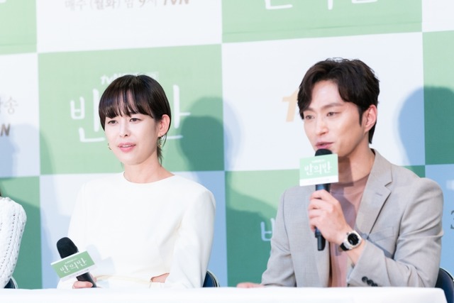 배우 이하나(왼쪽)와 김성규가 로맨스 드라마인 반의반에 출연한 소감을 밝혔다. /tvN 제공