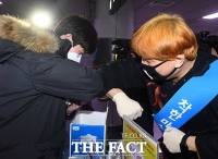 [TF포토] '마스크 받고 팔꿈치 인사'