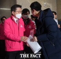 [TF사진관] 당직자들 '항의' 받는 황교안 대표