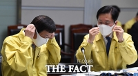 [TF사진관] 국산 면 마스크 착용하는 진영-성윤모 장관