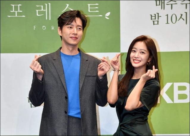 배우 박해진(왼쪽)과 조보아는 KBS2 포레스트에서 로맨스 호흡을 맞추며 다채로운 연기를 펼쳤다. /KBS 제공