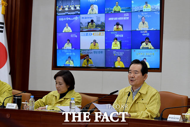 정세균 국무총리(오른쪽)가 15일 오후 서울 종로구 서울정부청사에서 열린 코로나19 대응 중앙재난안전대책본부 회의를 주재하고 있다./이덕인 기자