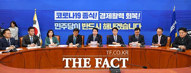 이인영 더불어민주당 원내대표(가운데)가 17일 오전 서울 여의도 국회에서 열린 더불어민주당 원내대표단-상임위간사단 연석회의에 참석해 모두발언을 하고 있다. / 국회=배정한 기자