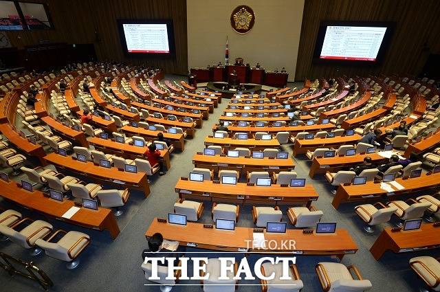 지난 12일 코로나19로 위기에 처한 국민들을 위해 국회의원들이 자발적으로 월급 반납 또는 삭감해야 한다는 취지의 글을 올린 청원인은 일을 안 하는 국회를 위해서 국민이 세금을 내야 하느냐고 했다. /임영무 기자