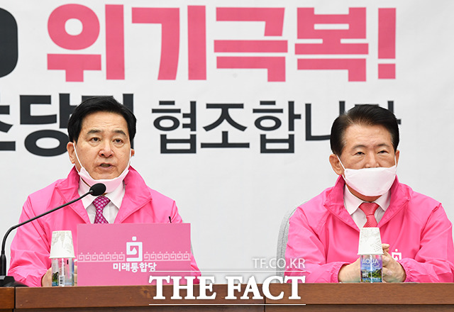심재철 미래통합당 원내대표(왼쪽)가 17일 오전 서울 국회에서 열린 원내대책회의에 참석해 모두발언을 하고 있다. / 국회=배정한 기자