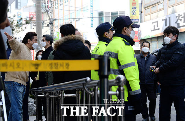 화곡동 소재 신천지 본부를 찾은 서울시 관계자 및 경찰들
