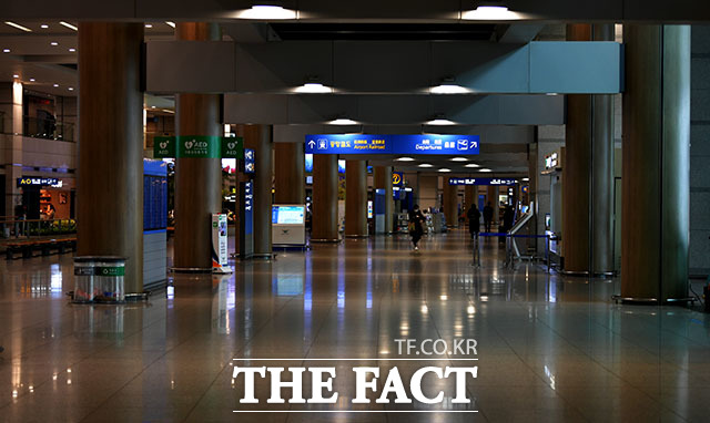 인천국제공항 하루 이용객 수가 사상 첫 1만 명 이하로 떨어질 가능성이 제기되고 있다. /이덕인 기자
