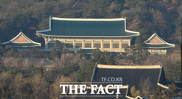 청와대는 17일 채취·수송·보존·배지 키트와 검사 키트 두 종류 가운데 아랍에미리트(UAE)에 채취 키트를 수출했다고 밝혔다. /더팩트 DB