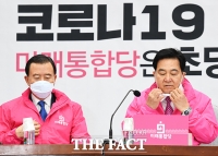 [TF포토] 발언 위해 마스크 벗는 심재철