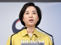 [TF포토] 개학 추가 연기 발표하는 유은혜 부총리