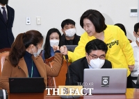 [TF포토] 심상정 대표, '악수 못해도 인사는 해야죠~'