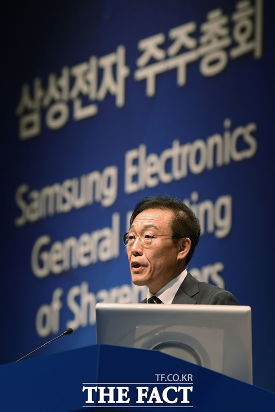 김기남 삼성전자 대표이사 부회장이 18일 오전 경기 수원 수원컨벤션센터에서 열린 제51기 정기 주주총회에서 어려운 경영 환경에서도 글로벌 리딩 기업의 위상을 공고히 하겠다고 강조했다. 사진은 김기남 부회장이 지난해 열린 주주총회에서 인사말을 하는 모습. /이선화 기자