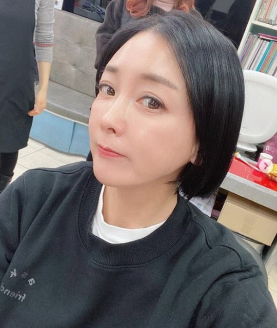 배우 이상아는 안전벨트 미착용 논란이 일자 저의 짧은 생각이 이런 큰 실수를 범했다고 사과했다. /이상아 인스타그램