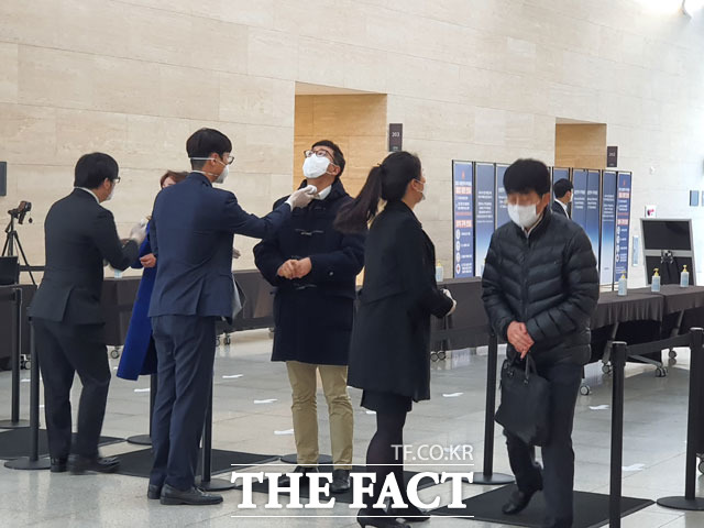 삼성전자 주총에 참석하기 위해 18일 오전 경기 수원 수원컨벤션센터를 찾은 주주들이 체온을 체크하고 있다. /이성락 기자