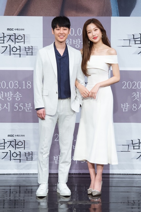 배우 김동욱과 문가영이 MBC 새 수목드라마 그 남자의 기억법에서 냉온탕을 오가는 로맨스를 예고했다. /MBC 제공
