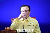 [TF포토] 이해찬, '목이 탄다'