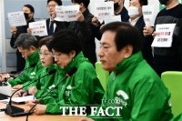 [TF포토] 민주당, '비례정당 참여로 내홍'