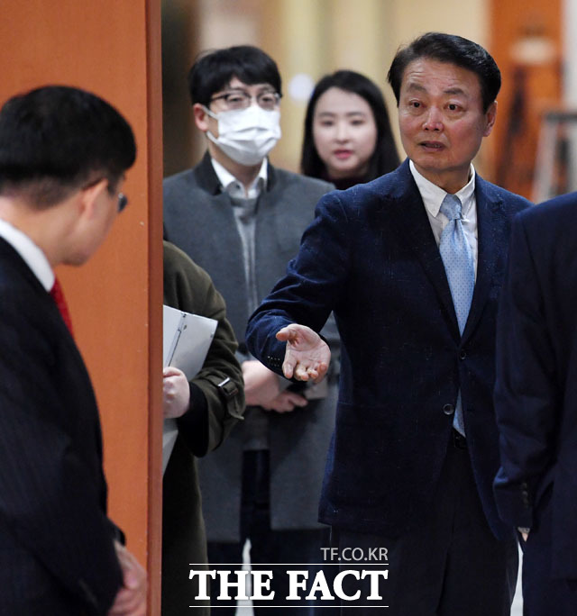 비례대표 공천을 놓고 미래통합당과 갈등했던 한선교 미래한국당 대표는 19일 대표직에서 사퇴했다. 한 대표는 한 줌도 안 되는 그 야당의 권력을 갖고 그 부패한 권력이, 참으로 보여주고 싶었던 개혁을 막아버리고 말았다고 통합당을 겨냥했다. /남윤호 기자