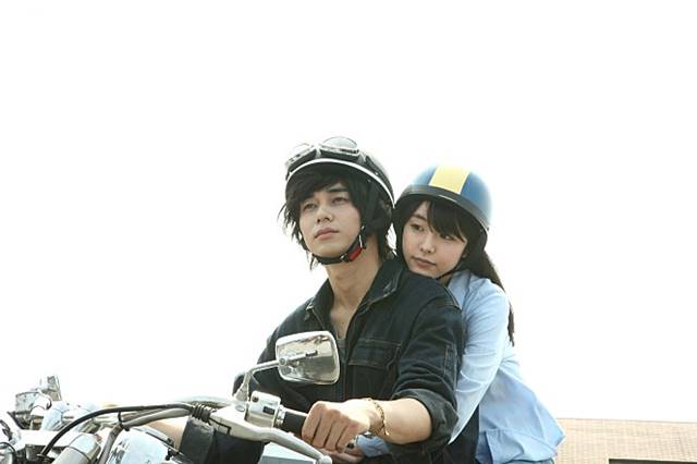 일본 배우 히가시데 마사히로(왼쪽)가 영화 아사코에서 호흡을 맞춘 카라타 에키라와 불륜을 저질러 논란을 일으켰다. /영화 아사코 스틸