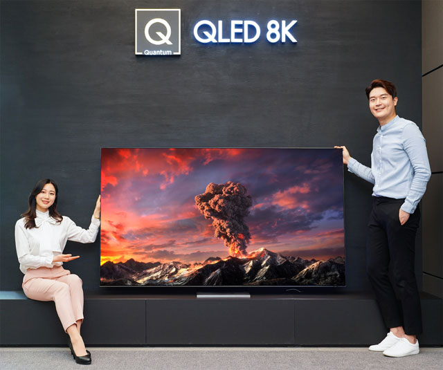 삼성전자 모델이 삼성 프리미엄 스토어 갤러리아 광교점에서 2020년형 QLED 8K TV 85형 QT950S 신제품을 소개하고 있다. /삼성전자 제공