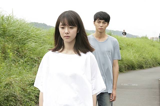 카라타 에리카(왼쪽)는 한국 소속사 BH엔터테인먼트를 통해 현재 반성하며 뉘우치고 있다라고 불륜 사실을 인정했다. /영화 아사코 스틸