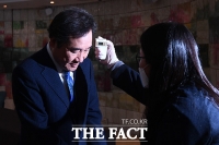 [TF포토] 체온 측정하는 이낙연